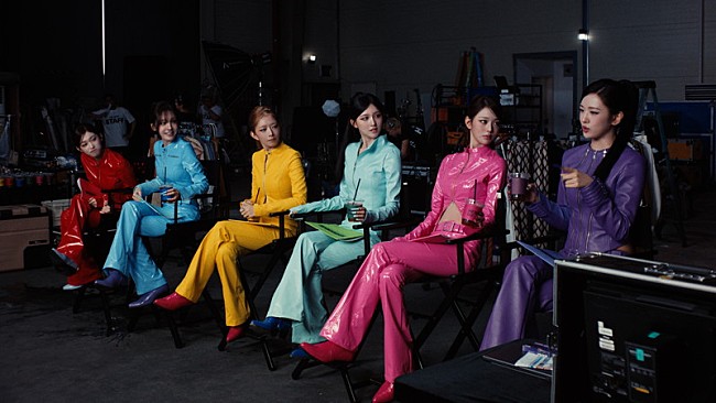 「IVE、新曲「Looks Can Kill」MV“でヒーロー”に」1枚目/3