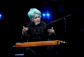 「シンディ・ローパー、ファッション業界と音楽業界はクリエイターを“搾り取っている”と語る「いったいどれだけ金が要るっていうの？」」1枚目/2