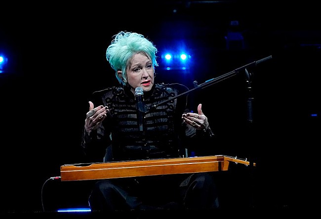 「シンディ・ローパー、ファッション業界と音楽業界はクリエイターを“搾り取っている”と語る「いったいどれだけ金が要るっていうの？」」1枚目/2