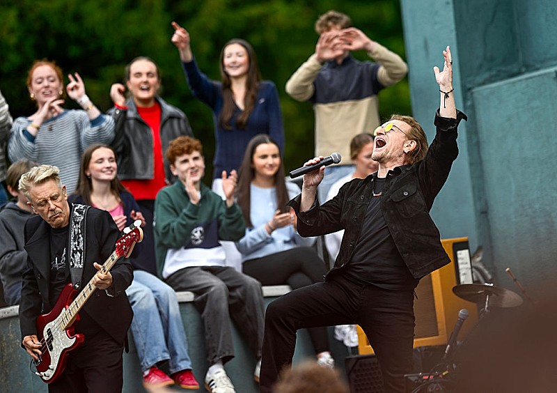 「U2、NFL初の感謝祭前夜ハーフタイム・ショー出演決定　Netflixで配信」1枚目/1