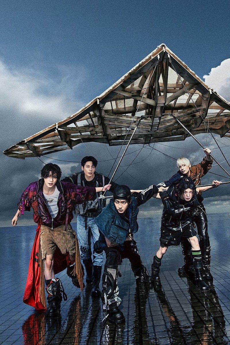 「TOMORROW X TOGETHER、ミニアルバム『PERFECT STORM』コンセプトフォト「RIDE THE STORM」を公開」1枚目/6