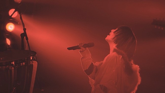 「aiko、ニューAL『最後に熱い日々を狂わしき想いで』特典映像より「カプセル」ライブ映像を公開」1枚目/4
