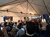 「H ZETTRIOが雨の浜松でシークレットライブ開催、全9曲を披露」1枚目/6