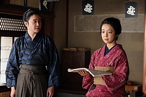 「「いろはの恋は時代をかける」「え－！ 関先生（大森元貴）も令和に転生してたの」「いろは（上白石萌音）は飛脚の娘から先生に。関さまは先生から運送業者に」」