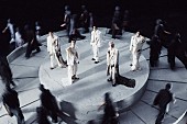 「TOMORROW X TOGETHER、嵐の中心で静けさに直面するコンセプトフォト「EYE OF THE STORM」公開」1枚目/6