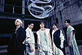 「TOMORROW X TOGETHER、嵐を手中に収めるコンセプトフォト「HOLDING THE STORM」公開」1枚目/6
