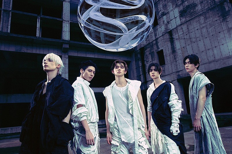 「TOMORROW X TOGETHER、嵐を手中に収めるコンセプトフォト「HOLDING THE STORM」公開」1枚目/6