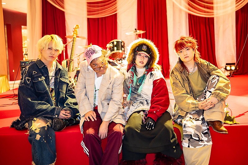 「Chevon、“3人の東京の叔父”ムロツヨシと「アルパカシンドローム」MVで共演」1枚目/5