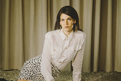 ＜インタビュー＞一度聴いたら忘れられない歌声――弱冠20歳の新星シンガー、シエナ・スパイロに注目