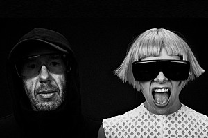 <インタビュー>トム(ケミカル・ブラザーズ)とオーロラの大型プロジェクト=トモーラ 陰と陽の二人の音楽が導くものは