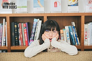 ＜インタビュー＞居場所は図書室にあった――浦小雪（Sundae May Club）が語る本と歌詞の世界【WITH BOOKS】