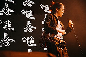 <インタビュー>LAを拠点に活動するSE SO NEON、来日公演を前に明かす最新モード